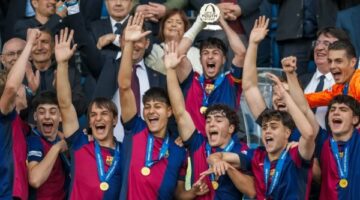 برشلونة يعلن تجديد عقد حارسه فويتشيك تشيزني موسمين