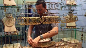 «ارتفاع مفاجئ» الذهب يقفز 1.5% مع ضعف الدولار وترقب محادثات التجارة العالمية