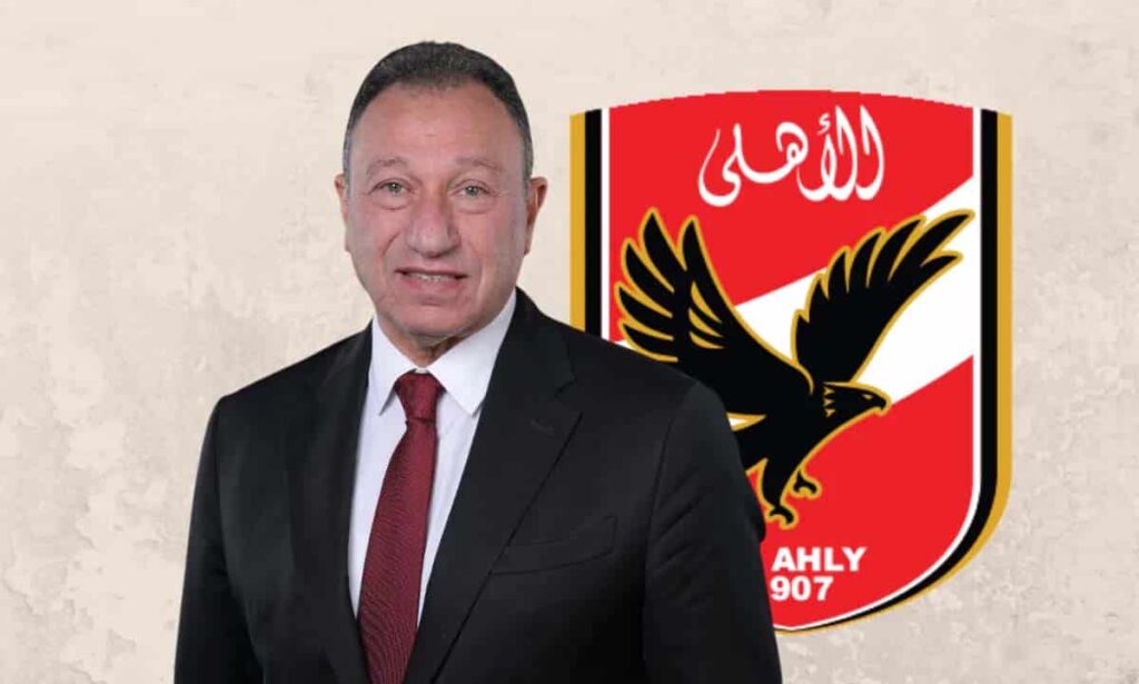 محمود الخطيب وخلفه شعار الأهلي 1