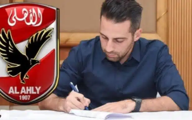 يانيك فيريرا مع شعار الأهلي 1