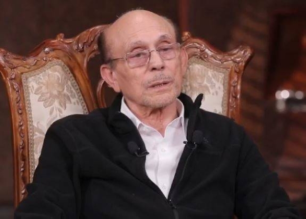 فيديو الفنان محمد صبحي يعاقب السائق ويجعله يجري وراء السيارة ويرفض التوقف