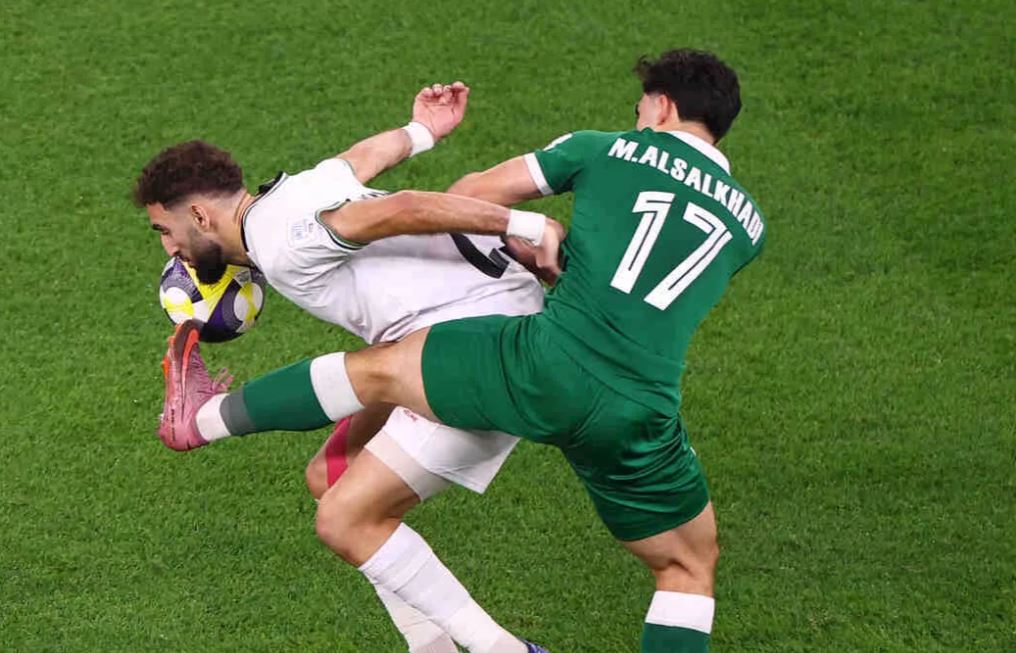 غضب جماهيري بسبب حكم مباراة السعودية وفلسطين في كأس العرب 2025.. ماذا فعل الحكم المصري أمين عمر؟