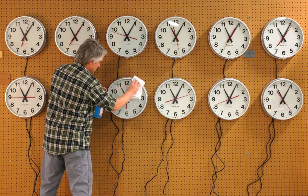 تقديم الساعة ماذا سيحدث عند منتصف ليل 24 أبريل؟ وكل ما تريد معرفته عن التوقيت الصيفي 2026