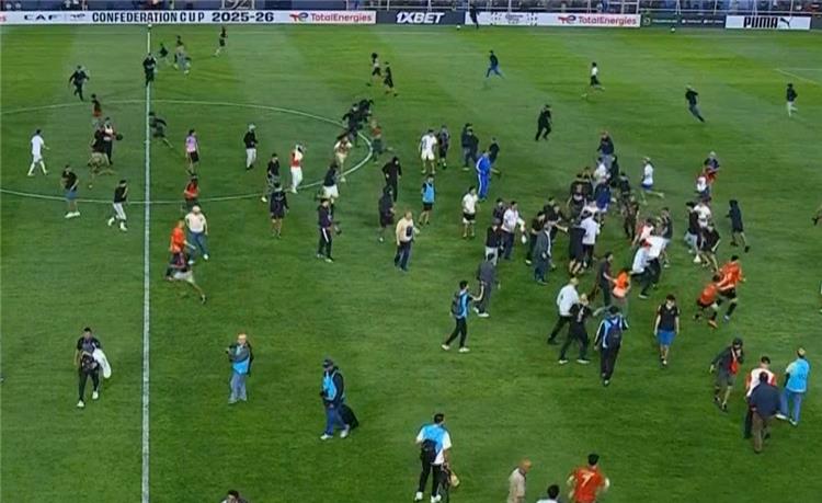 شغب جماهيري يوقف مباراة اتحاد العاصمة وأولمبيك آسفي في نصف نهائي الكونفدرالية 2026.. اقتحام الملعب وتأجيل اللقاء يثير الجدل قبل مواجهة الزمالك المرتقبة