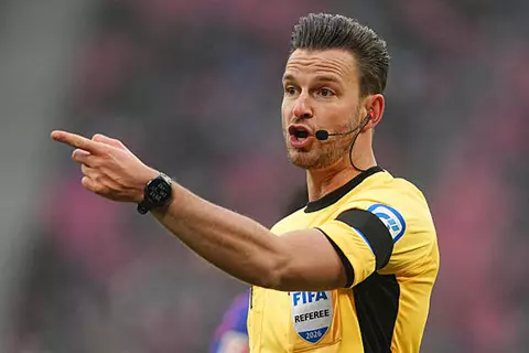 من هو حكم مباراة الأهلي وبيراميدز اليوم في الدوري المصري 2026 أرقام دانيال شلاجر وسجله التحكيمي الكامل قبل القمة المرتقبة