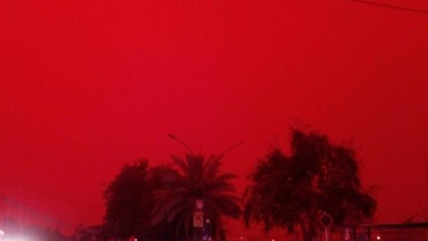 مشاهد مرعبة لسماء تتحول إلى اللون الأحمر.. هل مصر في خطر من العاصفة الدموية؟ الأرصاد الجوية تكشف تفاصيل الطقس