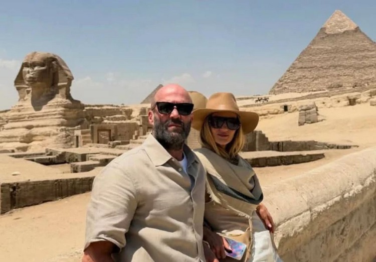 جيسون ستاثام يروج لمصر بصورة تاريخية أمام الأهرامات وعمرو دياب وتركي آل الشيخ يشعلان العرض العالمي لفيلم 7 Dogs
